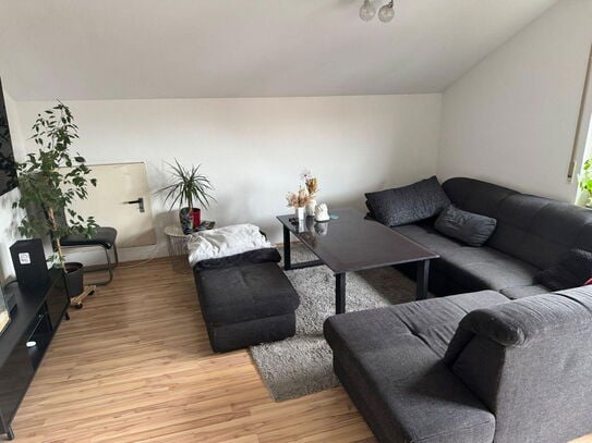 Gemütliche 2 Zimmer-Dachgeschosswohnung mit Balkon in Großkarolinenfeld