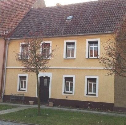 Sanierungsbedürftiges Einfamilienwohnhaus mit Windfanganbau und Nebengebäude (Handwerkerobjekt)