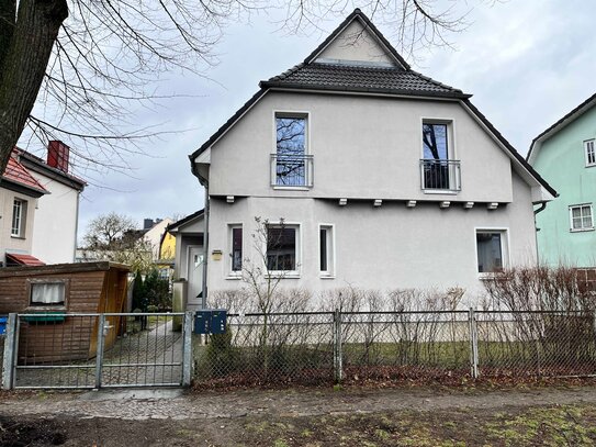 Saniertes Zweifamilienhaus in ruhiger Lage in Rahnsdorf