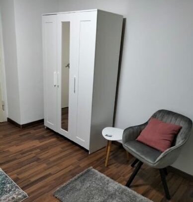 Schönes und voll möbliertes 19 m² WG-Zimmer in einer 3-Zimmer-Wohnung im Zentrum von Stuttgart