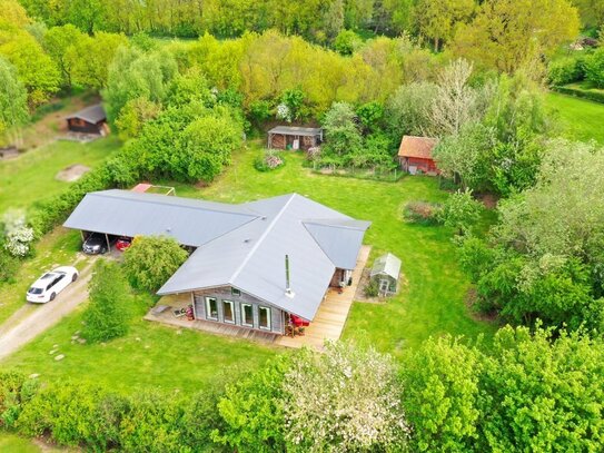 Holzhaus mit einem ca. 3200 m² großen Grundstück