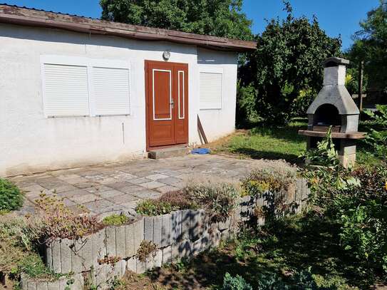 Idyllisches Gartengrundstück mit 2 kleineren Gebäuden in Ohrsleben!