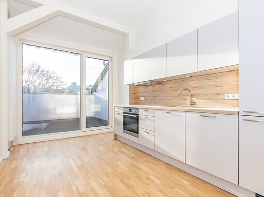 Loftartige Dachgeschosswohnung mit Terrasse & Einbauküche! Renoviert & bezugsfrei! TOP ZUSTAND!