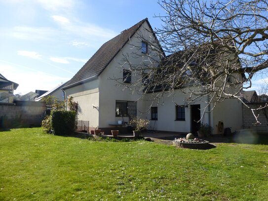 freistehendes Einfamilienhaus auf großem Grundstück in Bornheim