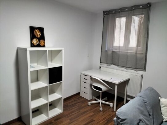 Schönes und voll möbliertes 30 m² WG-Zimmer in einer 3-Zimmer-Wohnung im Zentrum von Stuttgart