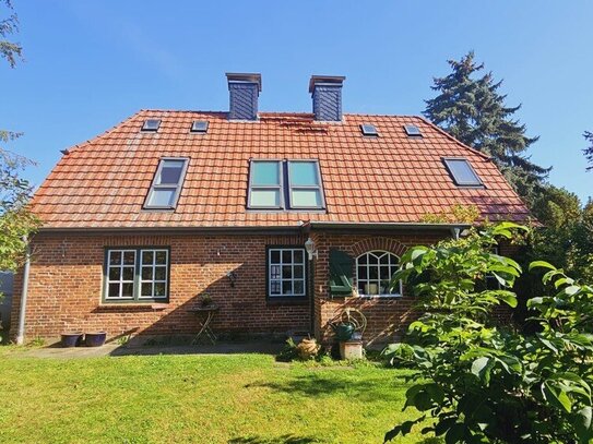 Historisches, modernisiertes Bauernhaus mit Scheune auf großem Grundstück in Feldrandlage