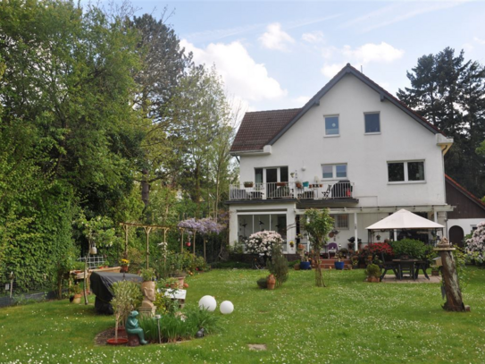 Lohausen:Bildhübsche 30er Jahre Villa (105 m²/196 m², freiwerdend) mit parkartigem Gartenareal