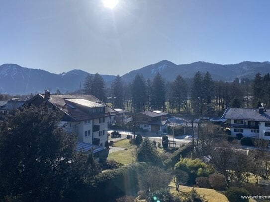 Wohnen im Tal Immobilien Gemütliche 2-Zi.-Dachgeschoss-Whg. mit kleinem Seeblick und atemberaubenden Bergpanorama