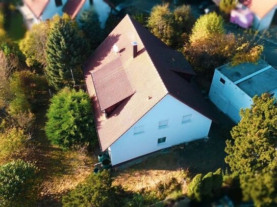 Schönes Zweifamilienhaus mit tollem Fernblick, in Hanglage und großem, wunderschönem Garten