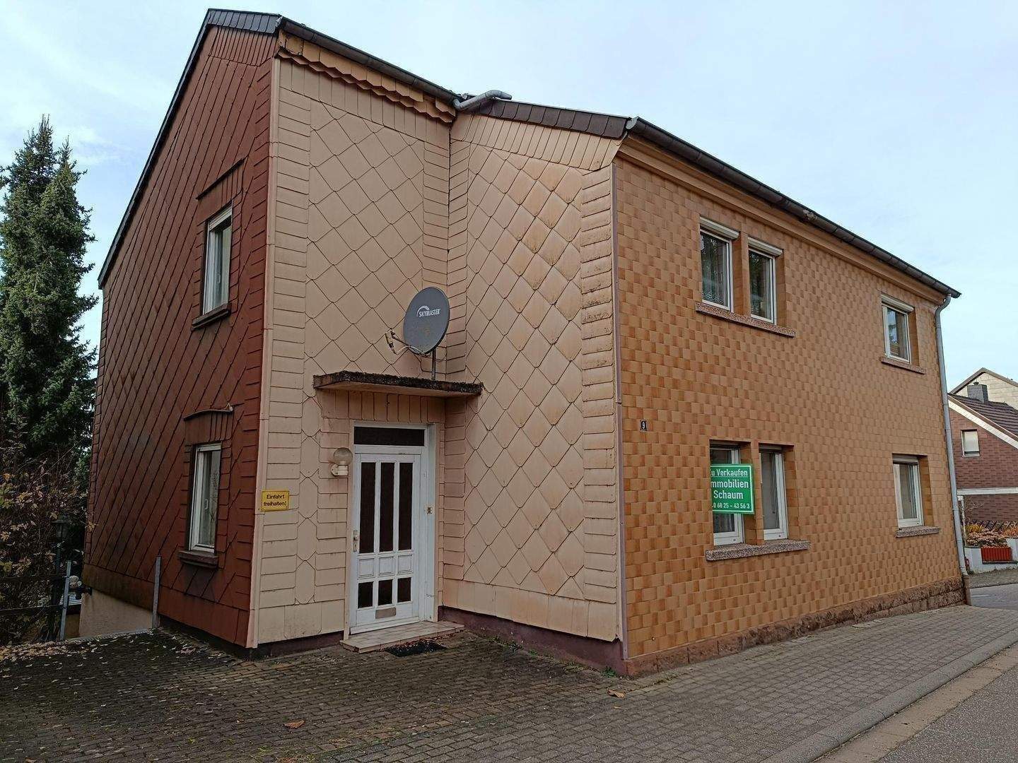 Immobilie in Merchweiler - Freistehendes Ein- bis Zweifamilienhaus mit 2 Balkons, 2 Garagen und einem Bauplatz, in Merchweiler - Wemmetsweiler zu verkaufen - Bild 0