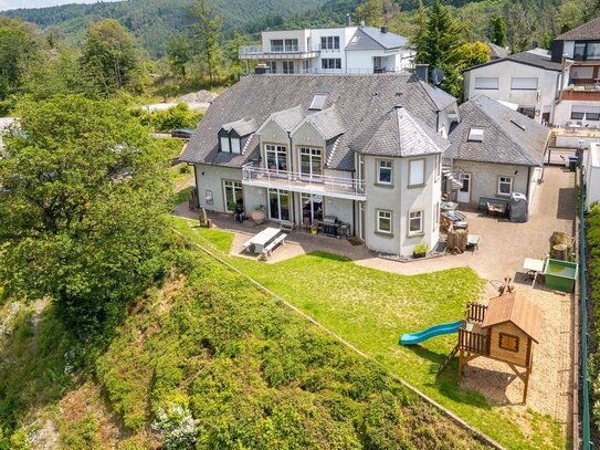 Freistehendes Einfamilienhaus mit Büro im Landhausstil, einmaligem Moselblick und zusätzlichem Baugrundstück