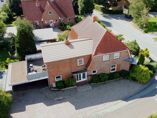 Gute Perspektiven zwischen Nord- und Ostsee: Schönes Zweifamilienhaus mit viel Platz und Potenzial.