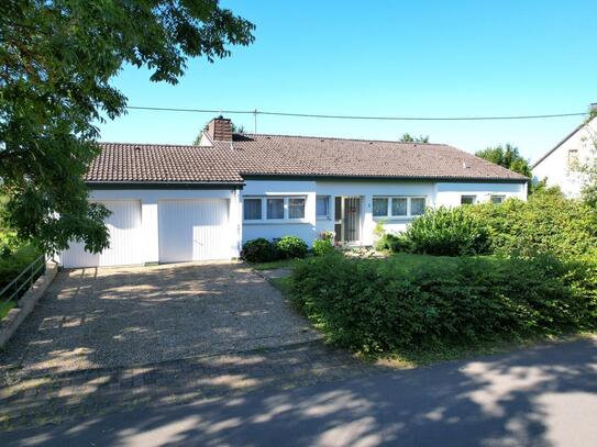 Ruhig gelegener Bungalow mit Einliegerwohnung, Balkon, Wintergarten, Terrasse und Doppelgarage auf einem großen Grundst…