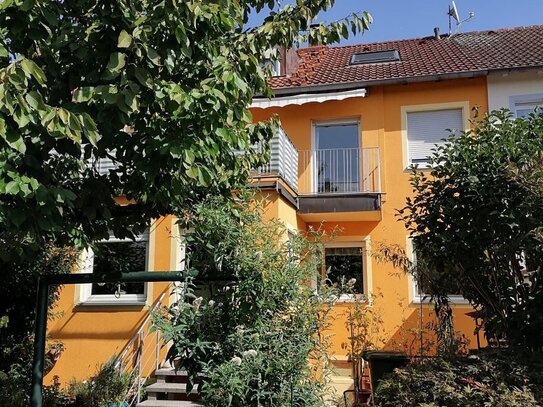 Zweifamilien-Reihenmittelhaus mit schönem Garten und Dachterrasse