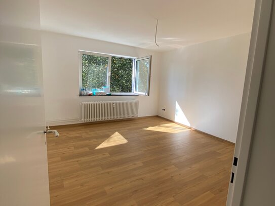 ERSTBEZUG - Sanierte 2,5 Zimmerwohnung