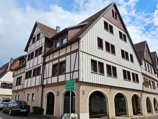 Schöne, helle 2-Zimmer-Dachgeschoss-Wohnung (57m²) mit Balkon in der historischen Altstadt