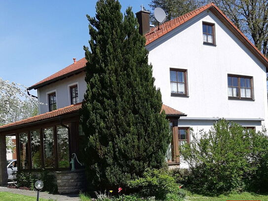 Gepflegtes Ein-/Zweifamilienhaus mit Wintergarten und großem Gartengrundstück - provisionsfrei