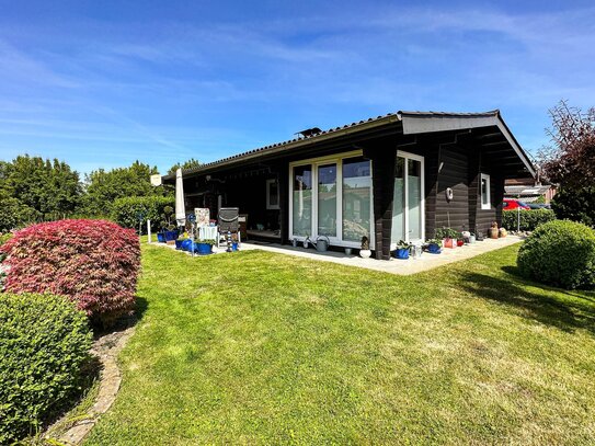 Holzhaus als Bungalow mit Carport und Garage in Sackgassenlage