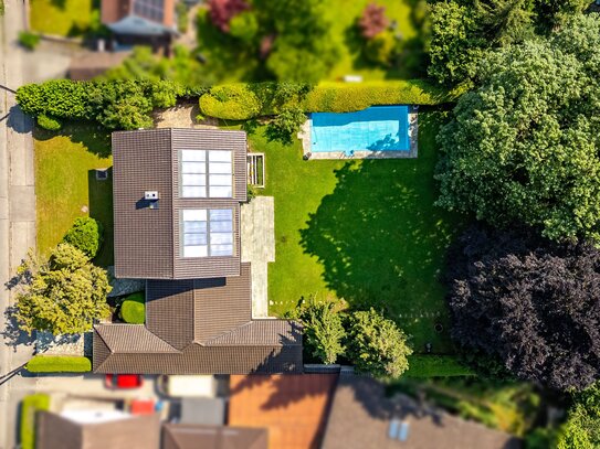 Geräumiges Einfamilienhaus mit Pool zur Modernisierung, alternativ Neubebauung