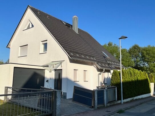 von privat: Einfamilienhaus zentrale,ruhige & naturangrenzende Lage; 8 Zimmer; Erstbezug 2013; 220qm zzgl. 62qm ausgeba…