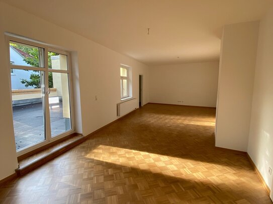 Sofort bezugsfertig: Frisch renovierte Dachgeschosswohnung mit 40 m² großer Süd-Terrasse