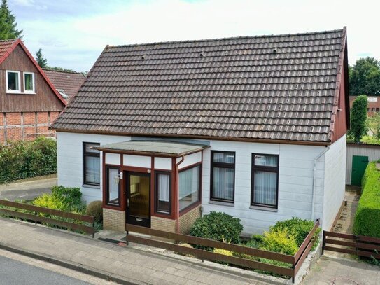 Sanierungsbedürftiges Einfamilienhaus mit Garage