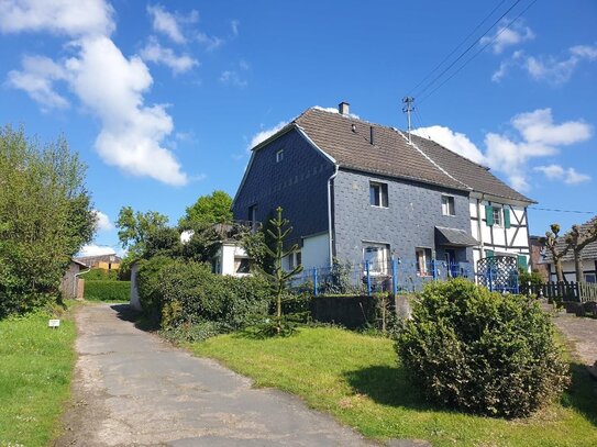 Leben auf dem Land: Ehemaliges Bauernhaus mit Schuppenanbau in grüner Außenlage nahe Seelscheid