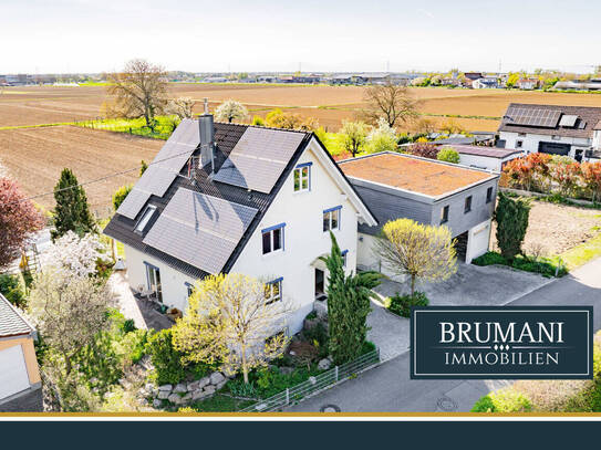 BRUMANI | Großzügiges Einfamilienhaus mit exklusiven Anbau, großem Garten und Pool in Buggingen