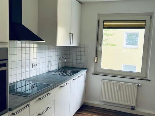 Vollständig renovierte 3-Raum-Wohnung mit EBK und Balkon in Hattingen