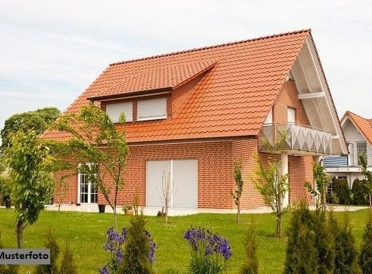 Einfamilienhaus, Garage und Carport