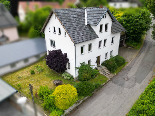 Großes Haus mit Doppelgarage in schöner Lage von Weißenbrunn vorm Wald! Für Renovierer!