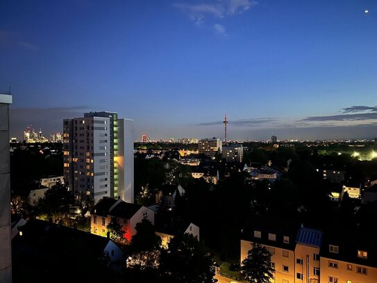 *** NEUER PREIS *** Moderne Drei-Zimmer-Wohnung mit riesiger Dachterrasse und tollem Panoramablick ***