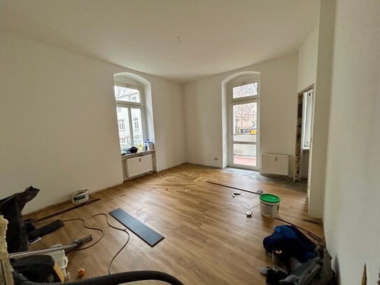 Helle Wohnung in schöner Lage und Balkon- neuer Fußbodenbelag, Innentüren und Badausstattung!!