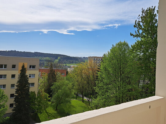 Erzgebirgsblick genießen - in dieser neu sanierten 2-Raum-Wohnung mit Balkon in Thalheim wird dies möglich