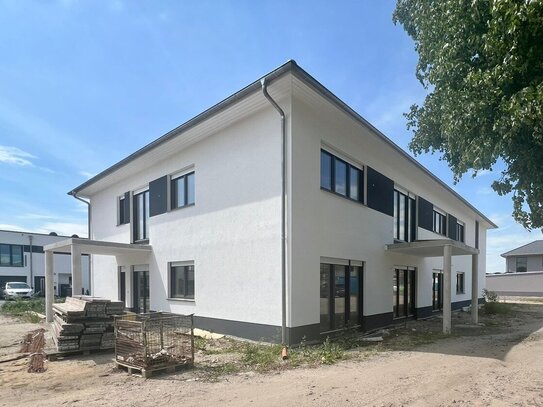 Erstbezug - Energieeffiziente 2-Raumwohnung im Obergeschoss mit Stellplatz und Balkon in Krondorf