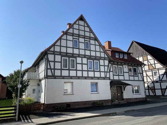 Großzügiges Zweifamilienhaus mit viel Wohnfläche in Trendelburg-Deisel