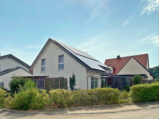 MODERNES EINFAMILIENHAUS MIT ERDWÄRMEPUMPE-SOLARTHERMIE-PHOTOVOLTAIK MIT SPEICHER-PFLEGELEICHTER GARTEN-GARAGE-CARPORT…