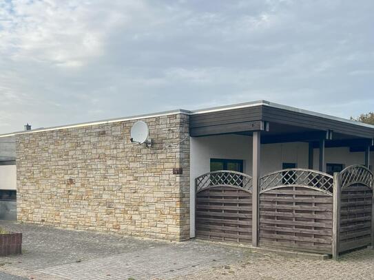 Käuferprovisionsfrei: Charmantes Flachdachhaus mit zwei Wohneinheiten, Garage, Carport und Garten in Zentrumsnaher La...