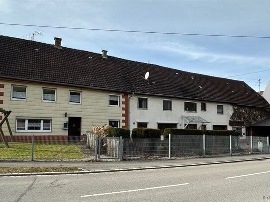 Zum Wohnhaus umgebautes Bauernhaus mit renovierungsbedürftiger Haushälfe und zusätzlichem Bauplatz