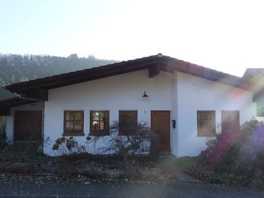 GEPFLEGTER BUNGALOW IM LANDHAUS-STIL MIT KELLER, SAUNA UND GARAGE IN RUHIGER UND BELIEBTER WOHNLAGE VON 66969 LEMBERG-L…