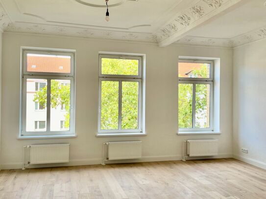 Große 2 Zimmer Altbauwohnung / 25m²-Wohnküche / Tolle Lage