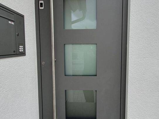 SANIERTE 3-ZI.-WOHNUNG IN 2-FAMILIENHAUS INKL. EINBAUKÜCHE UND WOHNZIMMERMÖBEL ZU VERMIETEN