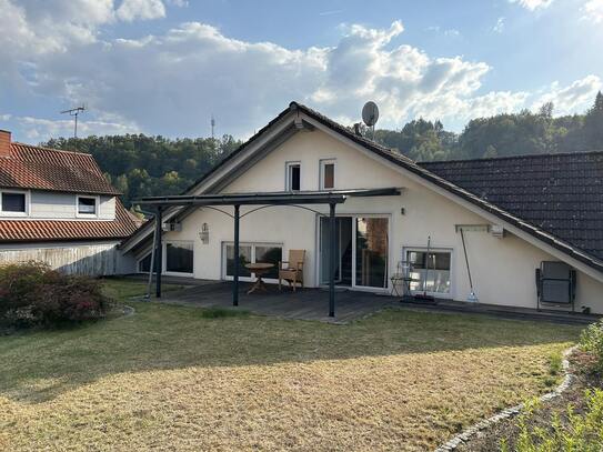 Großzügige Wohnung mit Garten und Balkon