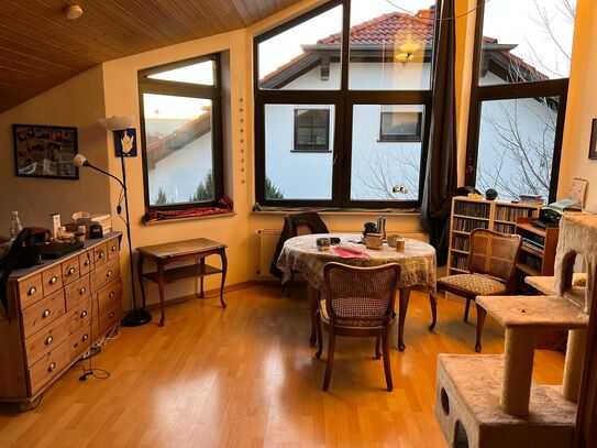 Helle Dachgeschosswohnung großzügiger Südbalkon/ Loggia