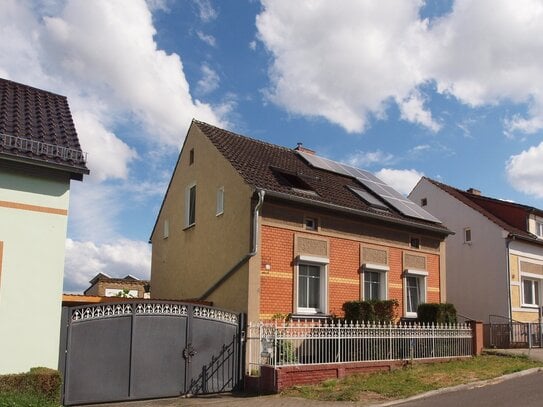 Freistehendes Einfamilienhaus in attraktiver Lage und Nebengelass