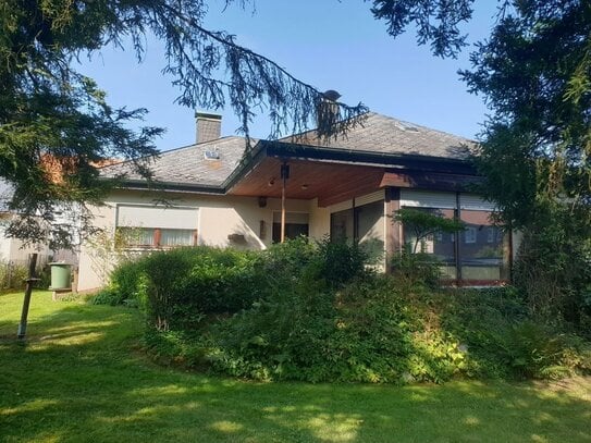 Freistehender Bungalow mit Garten und Doppelgarage in einer beliebten Wohnlage ///