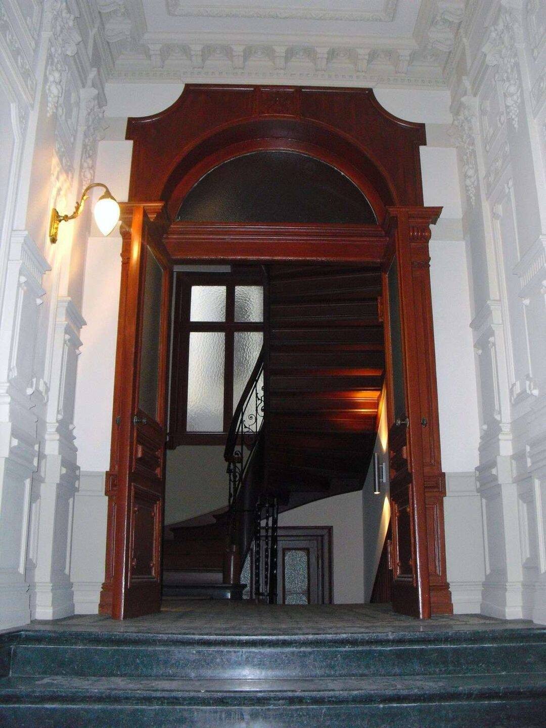 GELEGENHEIT IM WESTEND: 6 Zimmer plus Dachboden...