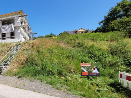 Großes Grundstück in schöner Hanglage zu verkaufen!