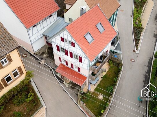 Liebevoll und hochwertig kernsaniertes Fachwerkhaus mit Nebengebäude und Garagen