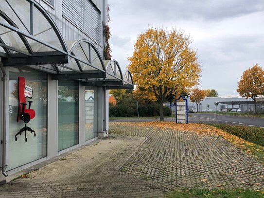 gut gelegene Gewerbeeinheit mit Ausstellungsfläche, Büro und Lager zu vermieten